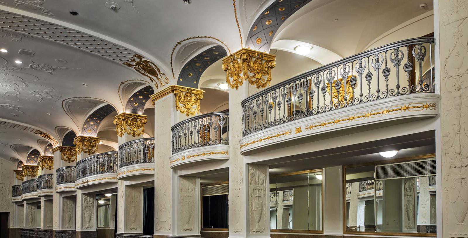 Explore Pennsylvania Avenue and admire the Neoclassical architecture of the White House, which is home to the most iconic address in the city.